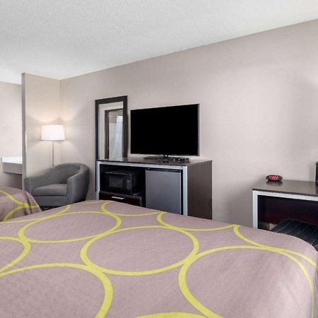 Super 8 By Wyndham Pratt Hotel Екстериор снимка