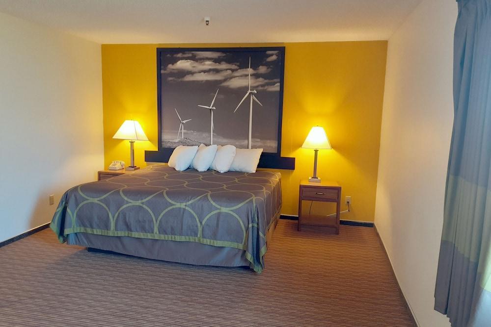 Super 8 By Wyndham Pratt Hotel Екстериор снимка