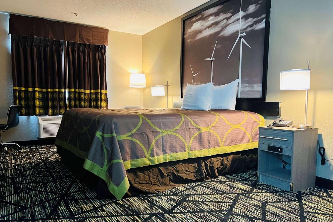Super 8 By Wyndham Pratt Hotel Екстериор снимка