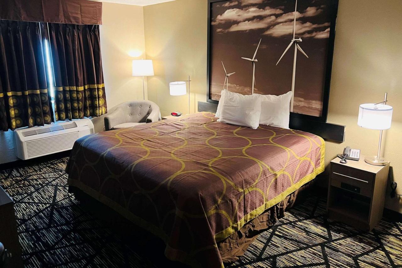 Super 8 By Wyndham Pratt Hotel Екстериор снимка