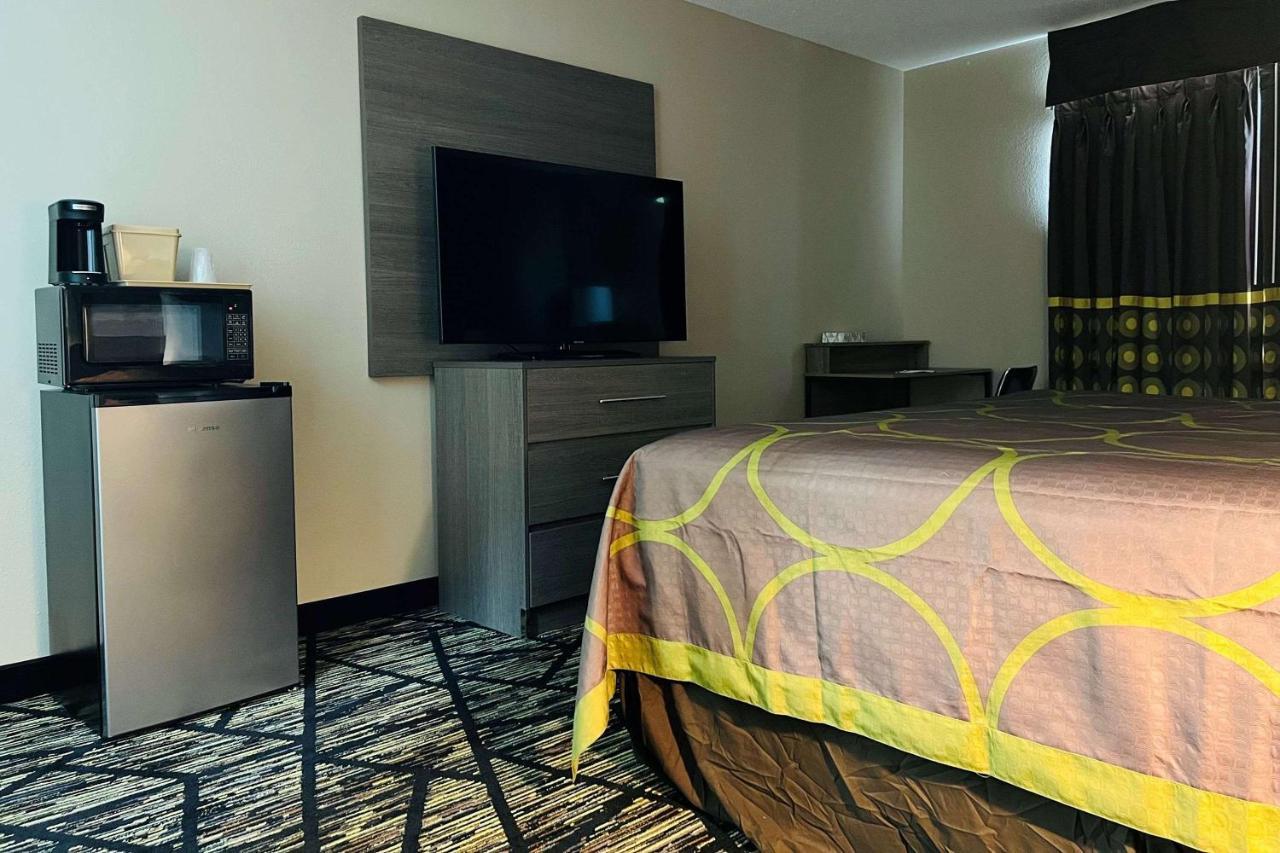 Super 8 By Wyndham Pratt Hotel Екстериор снимка