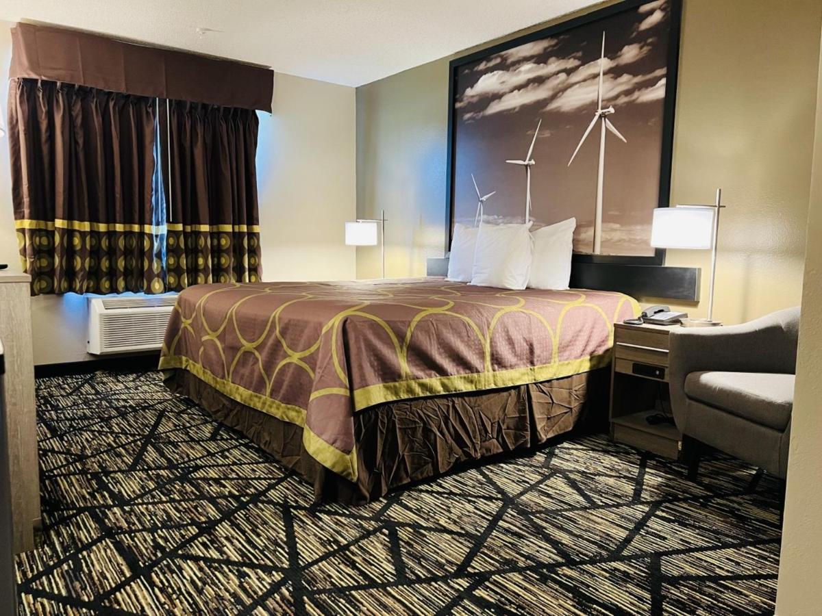Super 8 By Wyndham Pratt Hotel Екстериор снимка