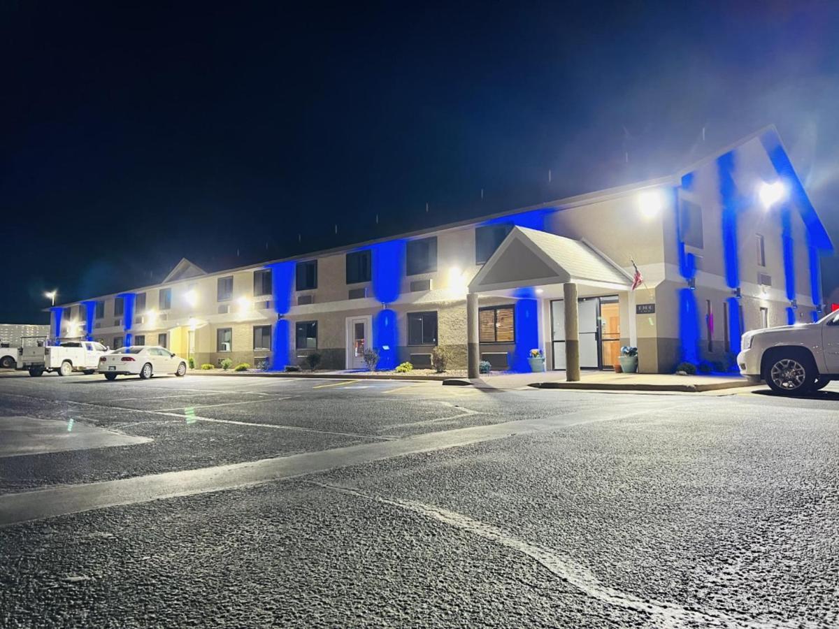 Super 8 By Wyndham Pratt Hotel Екстериор снимка