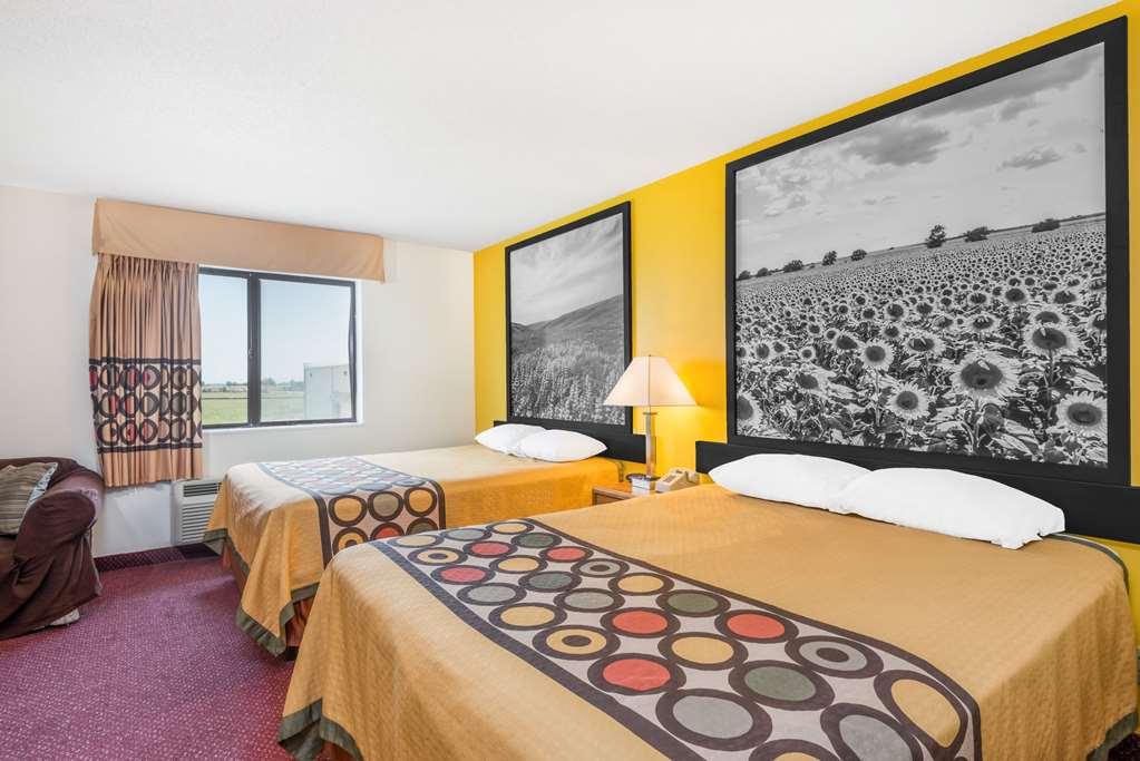Super 8 By Wyndham Pratt Hotel Стая снимка