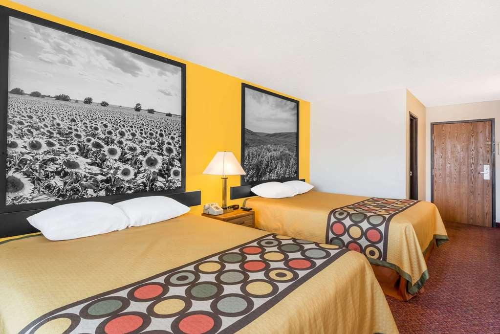 Super 8 By Wyndham Pratt Hotel Стая снимка