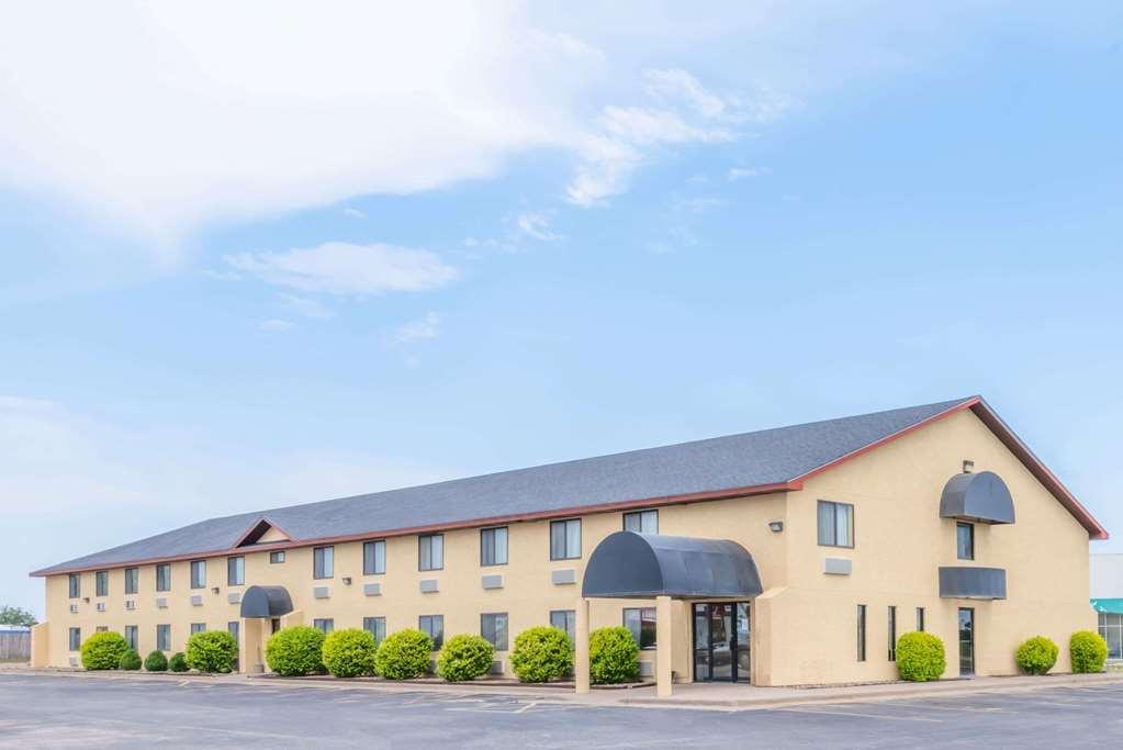 Super 8 By Wyndham Pratt Hotel Екстериор снимка