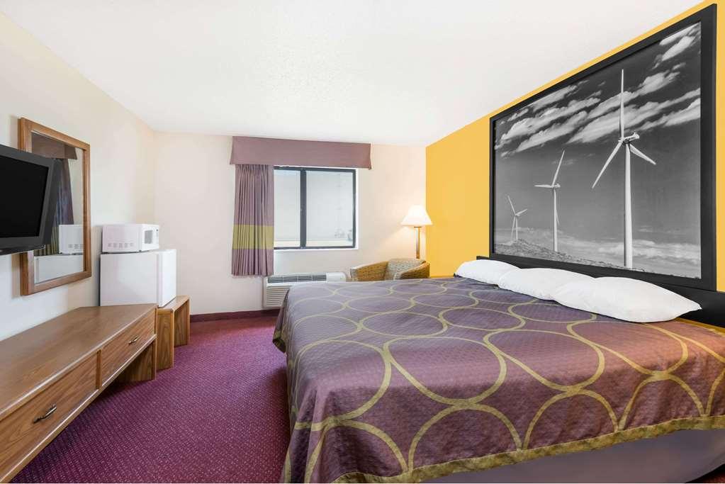 Super 8 By Wyndham Pratt Hotel Стая снимка
