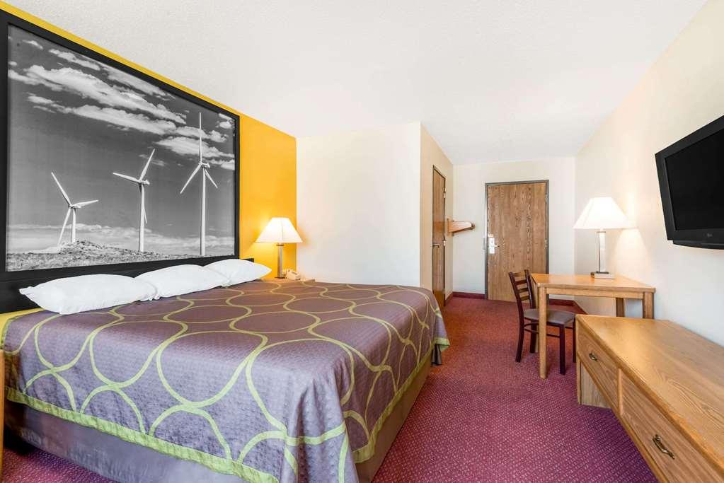 Super 8 By Wyndham Pratt Hotel Стая снимка
