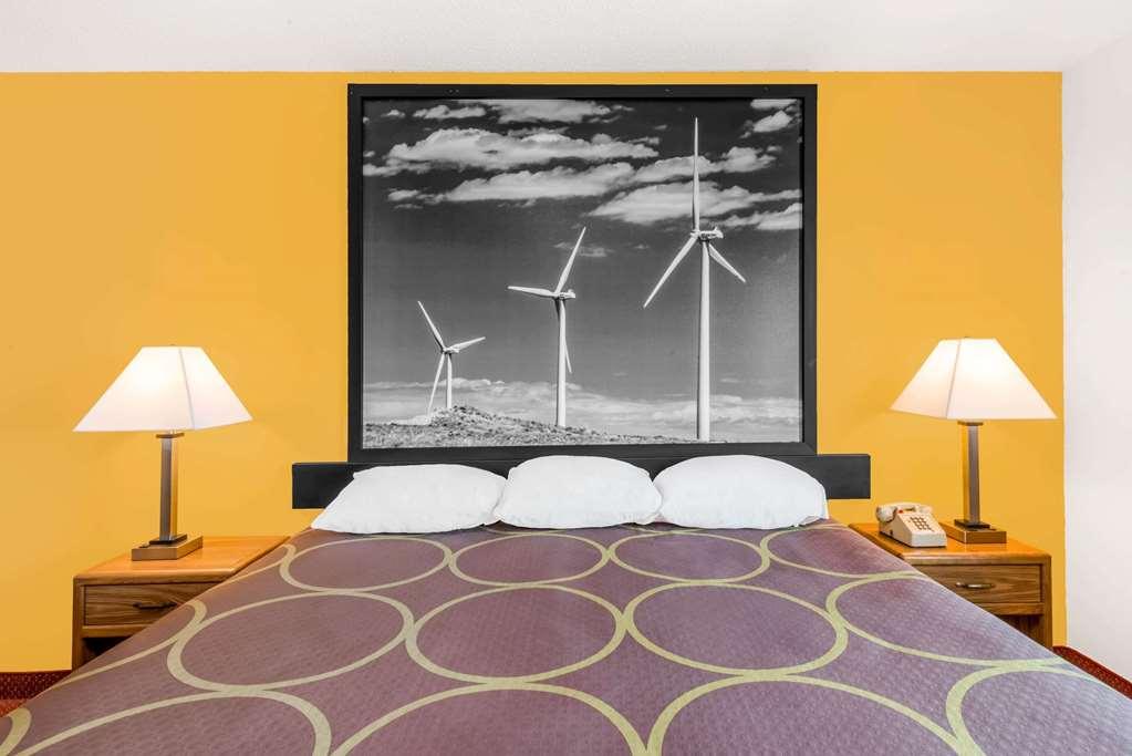 Super 8 By Wyndham Pratt Hotel Стая снимка