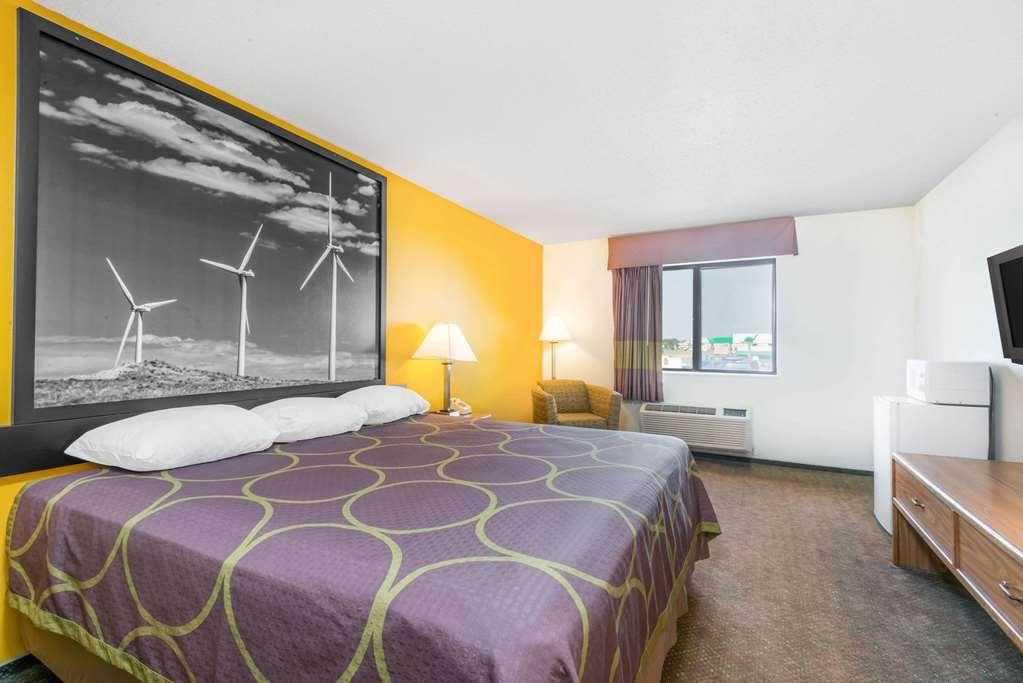Super 8 By Wyndham Pratt Hotel Стая снимка