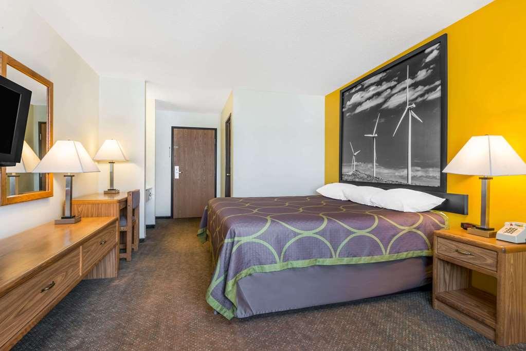 Super 8 By Wyndham Pratt Hotel Стая снимка