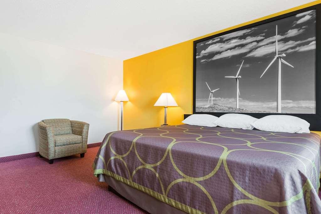 Super 8 By Wyndham Pratt Hotel Стая снимка