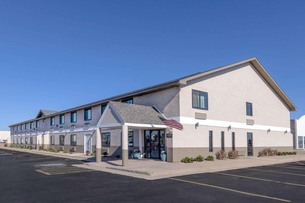 Super 8 By Wyndham Pratt Hotel Екстериор снимка