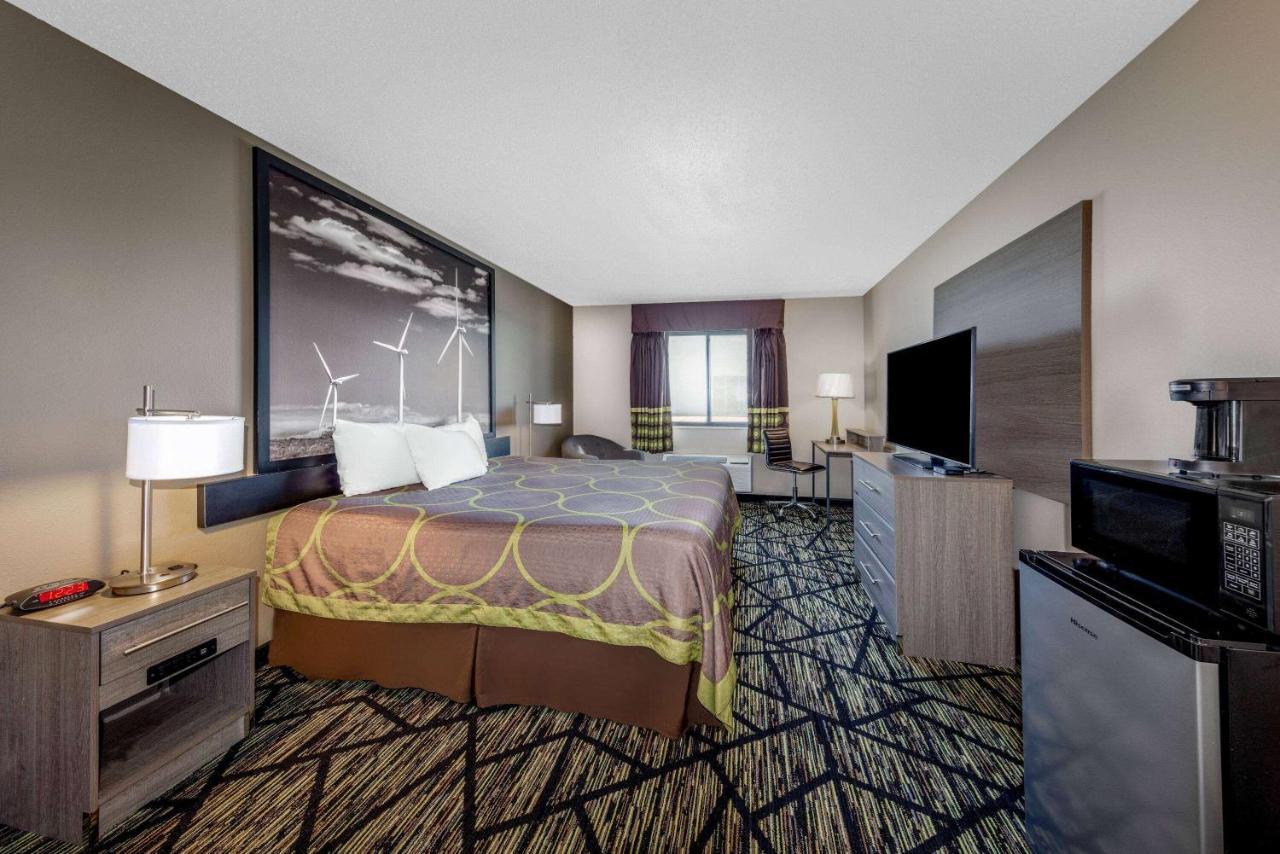 Super 8 By Wyndham Pratt Hotel Екстериор снимка