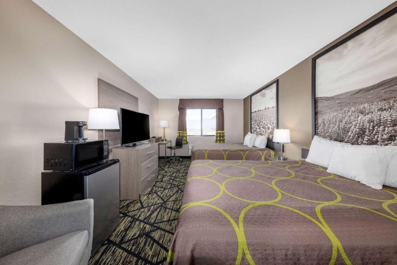 Super 8 By Wyndham Pratt Hotel Екстериор снимка