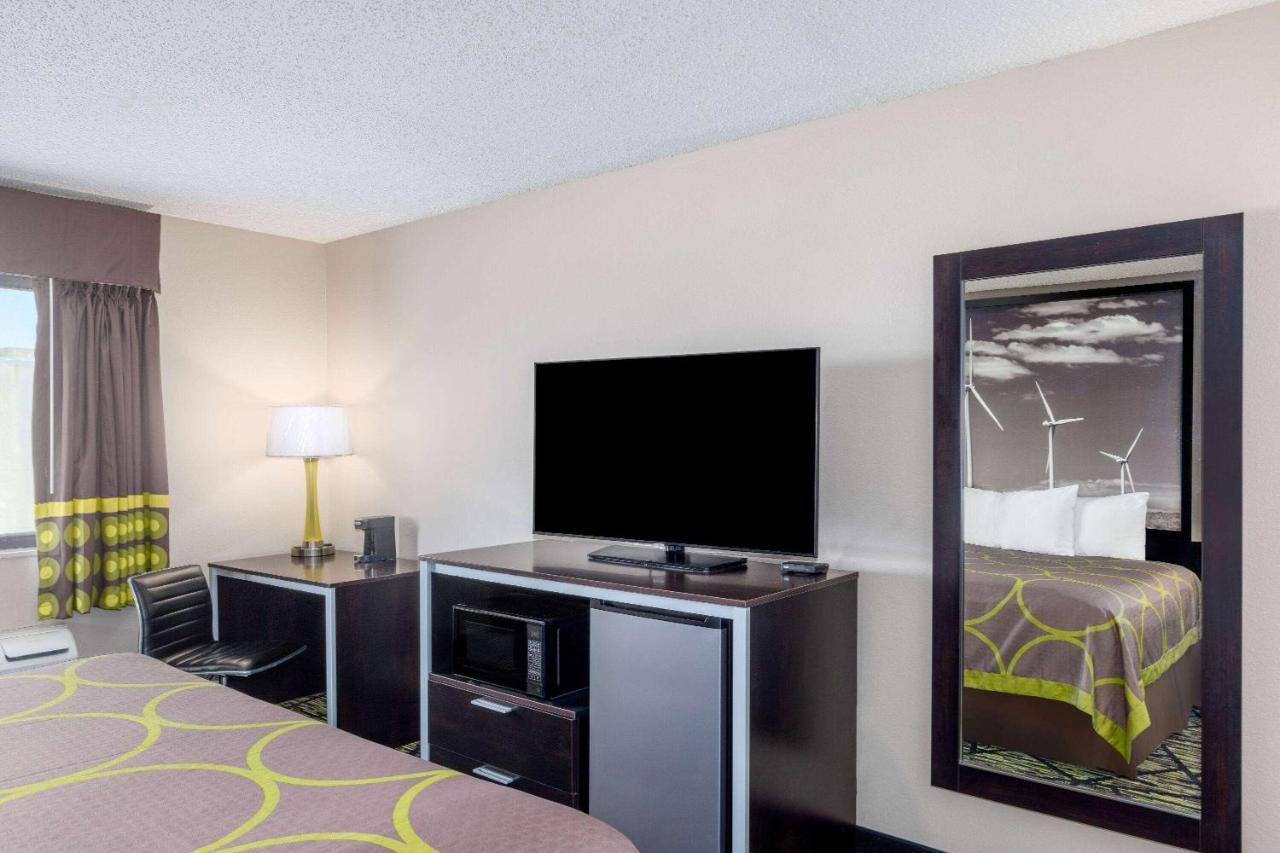 Super 8 By Wyndham Pratt Hotel Екстериор снимка