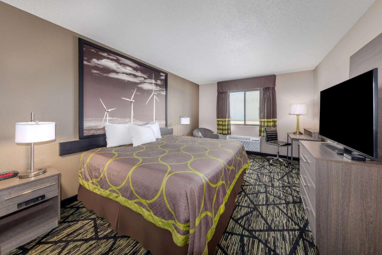 Super 8 By Wyndham Pratt Hotel Екстериор снимка
