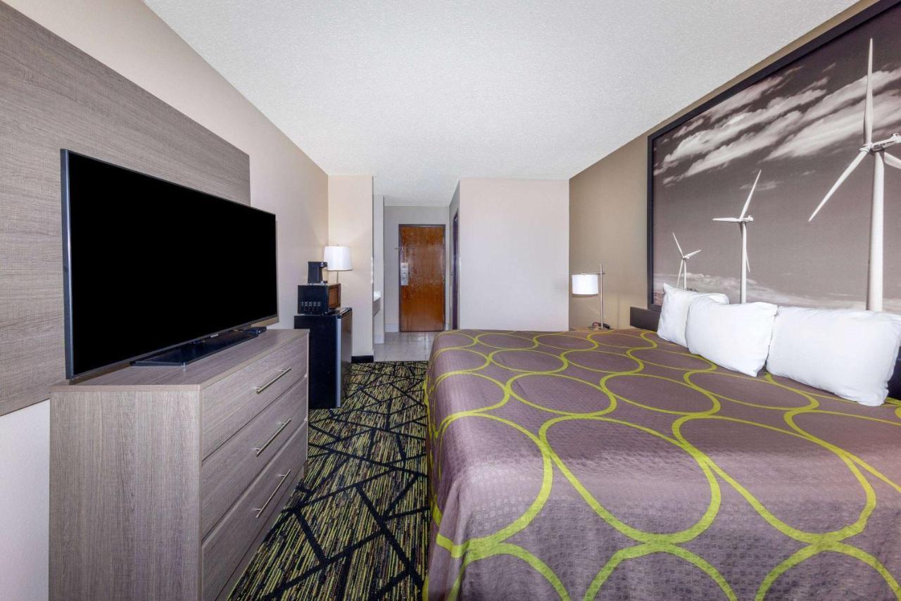 Super 8 By Wyndham Pratt Hotel Екстериор снимка