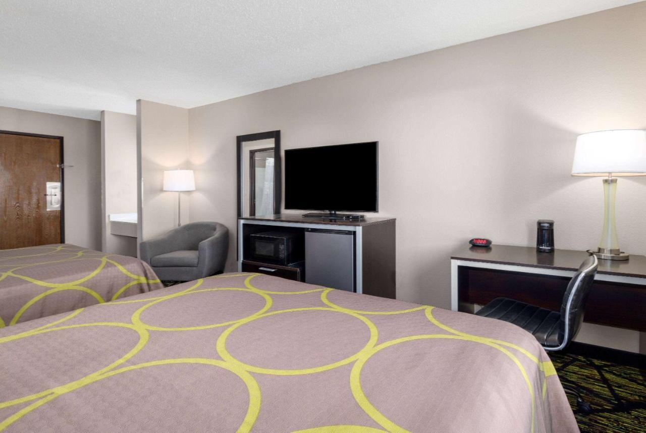 Super 8 By Wyndham Pratt Hotel Екстериор снимка