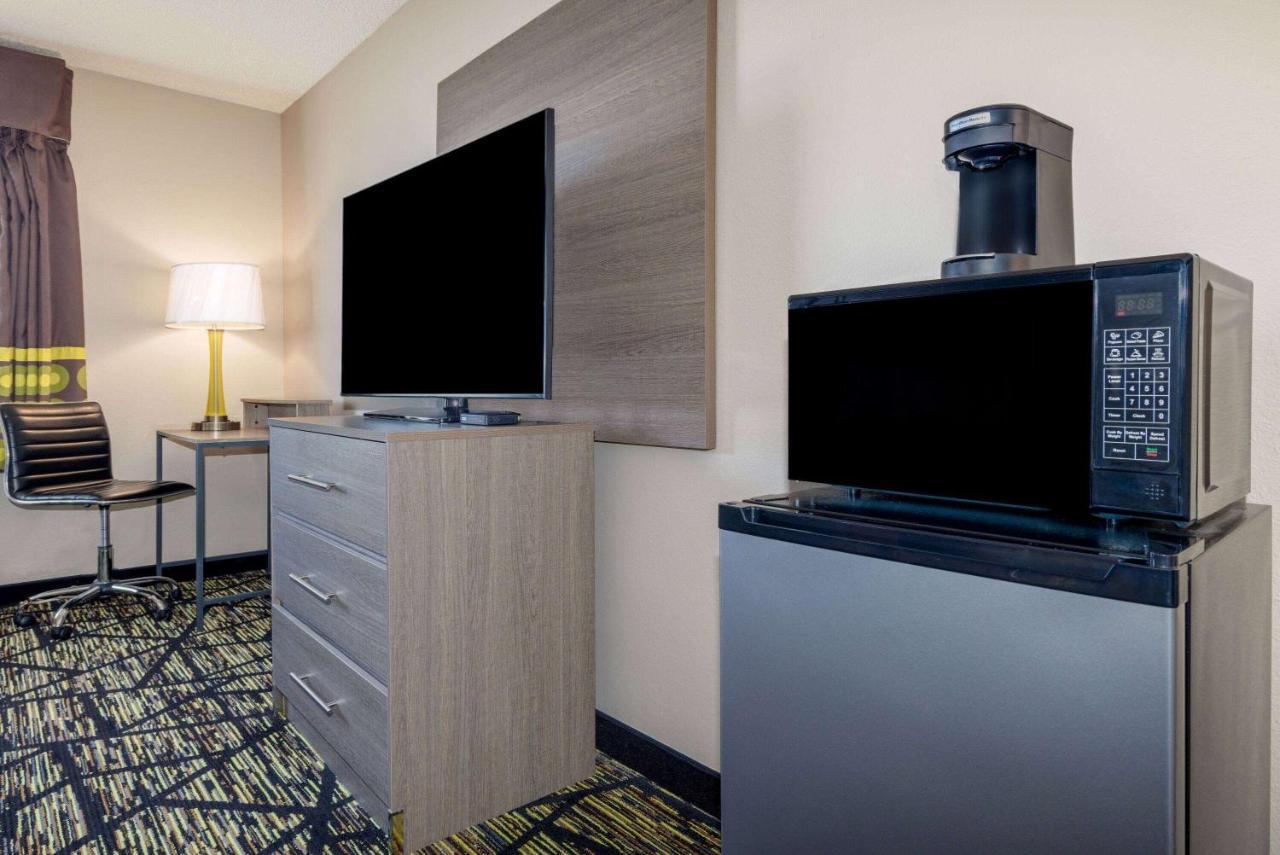 Super 8 By Wyndham Pratt Hotel Екстериор снимка