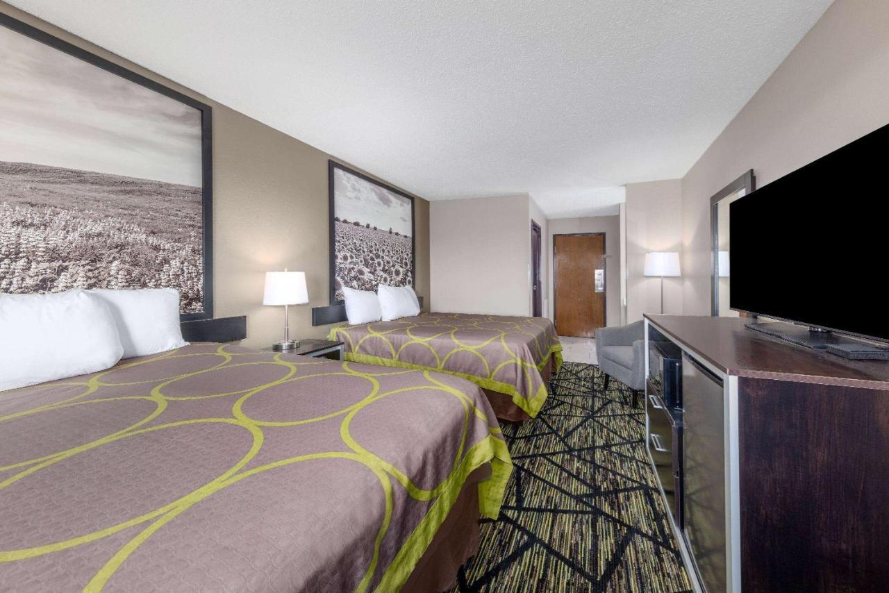 Super 8 By Wyndham Pratt Hotel Екстериор снимка