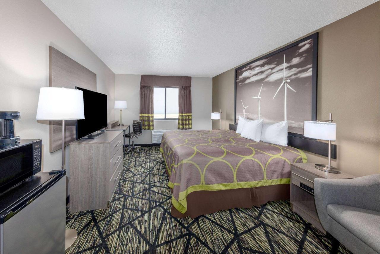 Super 8 By Wyndham Pratt Hotel Екстериор снимка