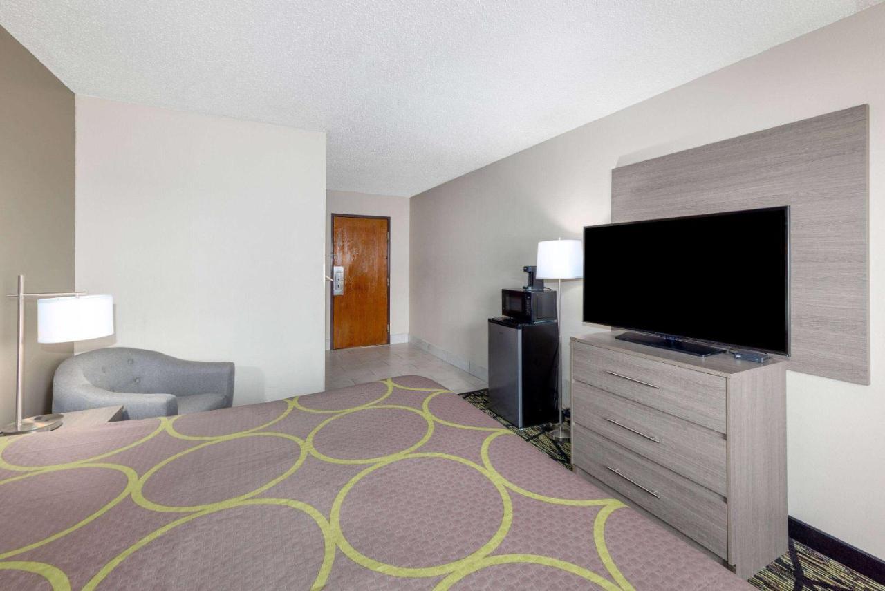 Super 8 By Wyndham Pratt Hotel Екстериор снимка