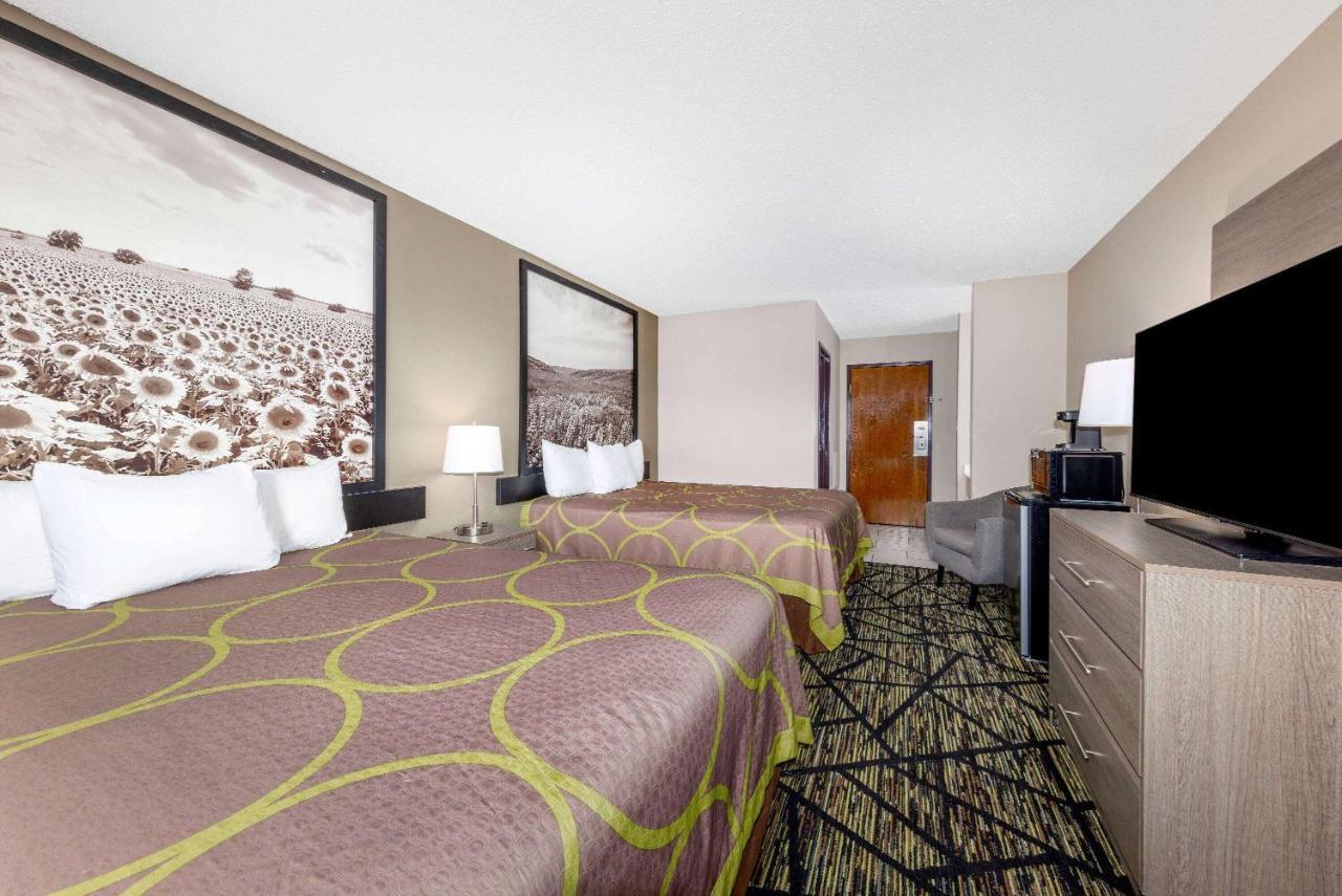 Super 8 By Wyndham Pratt Hotel Екстериор снимка