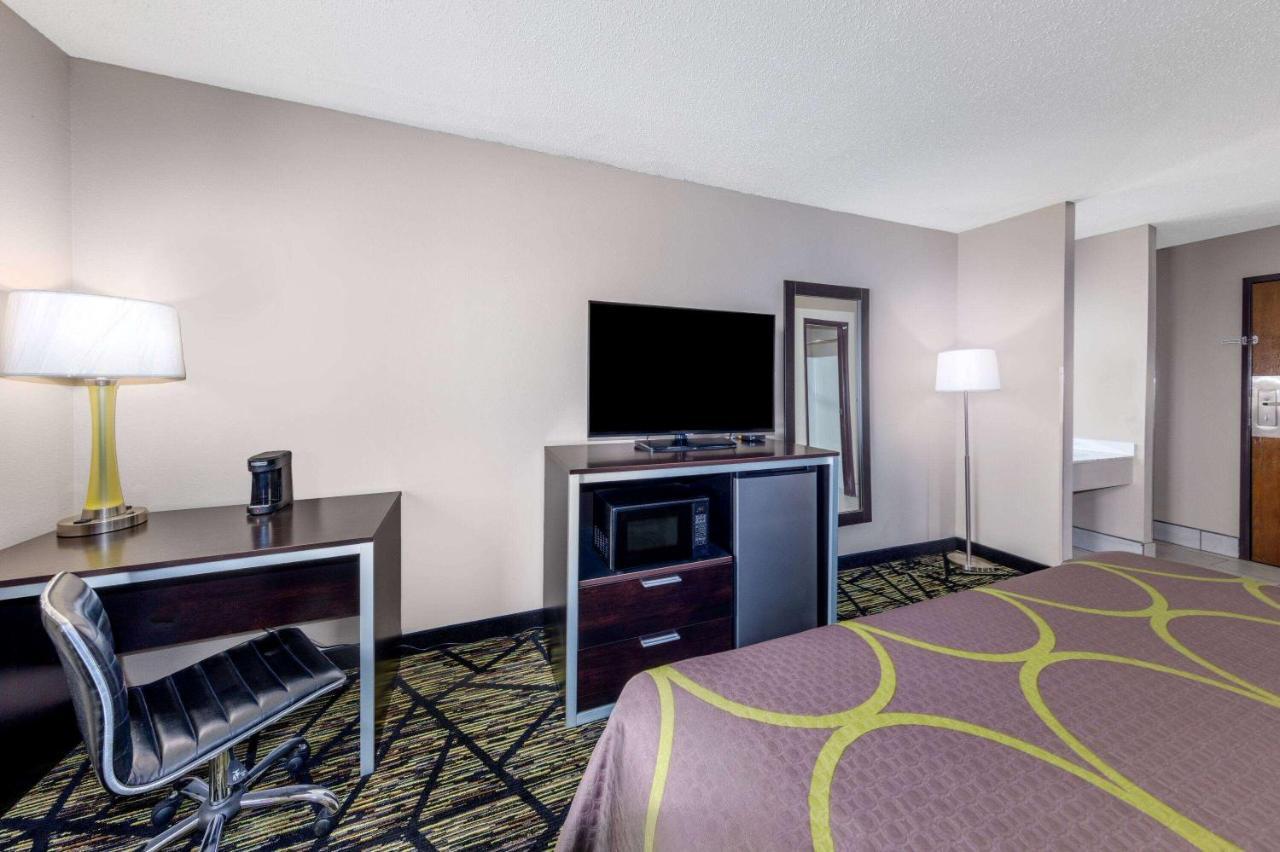 Super 8 By Wyndham Pratt Hotel Екстериор снимка
