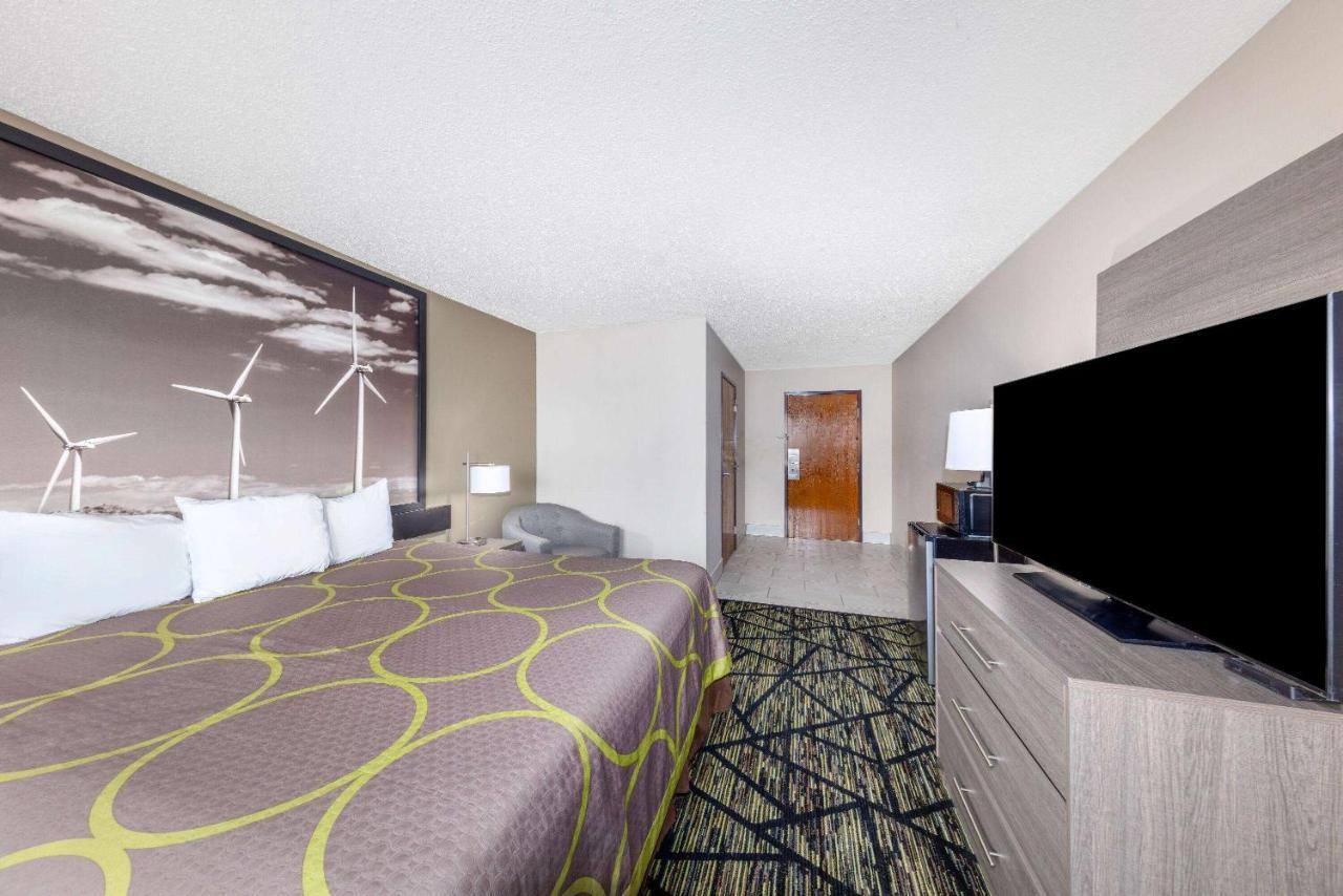 Super 8 By Wyndham Pratt Hotel Екстериор снимка