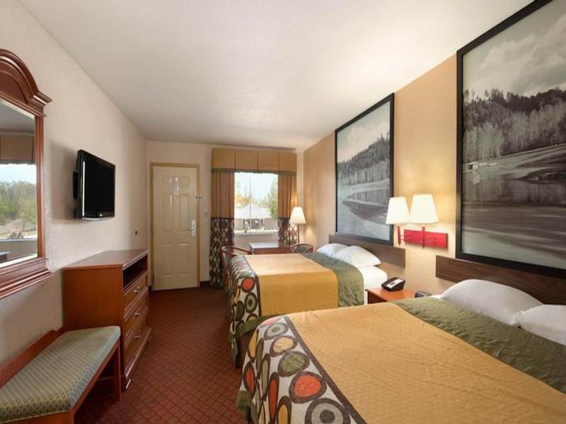 Super 8 By Wyndham Pratt Hotel Екстериор снимка