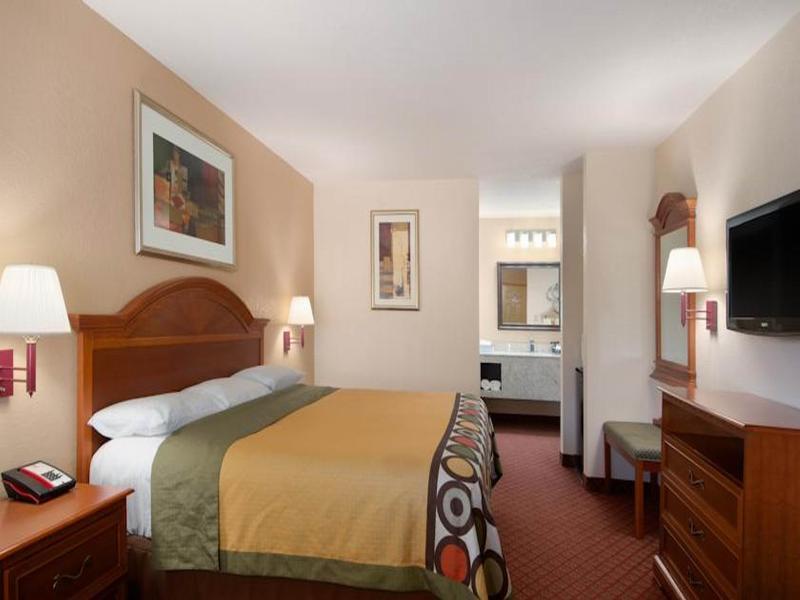 Super 8 By Wyndham Pratt Hotel Екстериор снимка