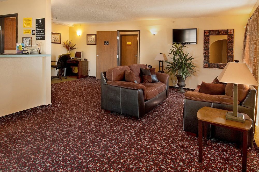 Super 8 By Wyndham Pratt Hotel Екстериор снимка