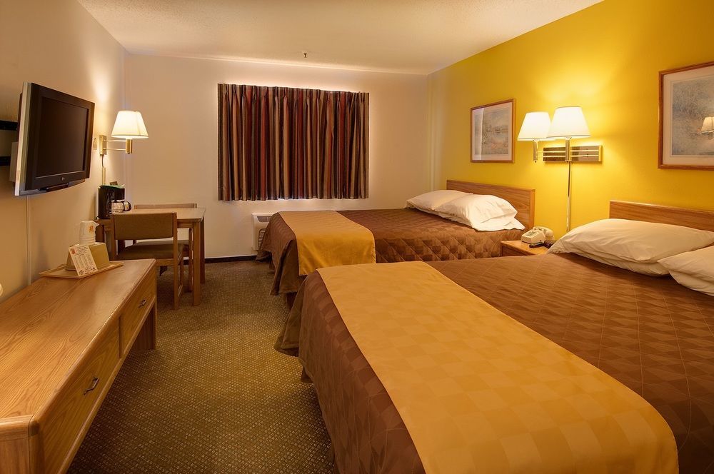 Super 8 By Wyndham Pratt Hotel Екстериор снимка