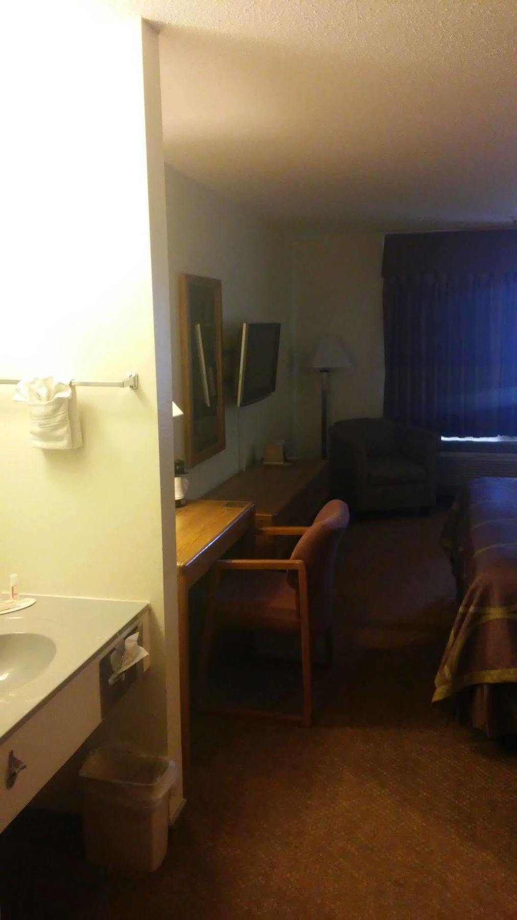Super 8 By Wyndham Pratt Hotel Екстериор снимка