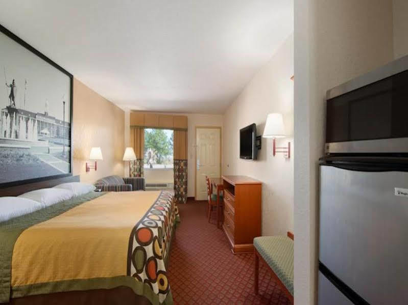 Super 8 By Wyndham Pratt Hotel Екстериор снимка
